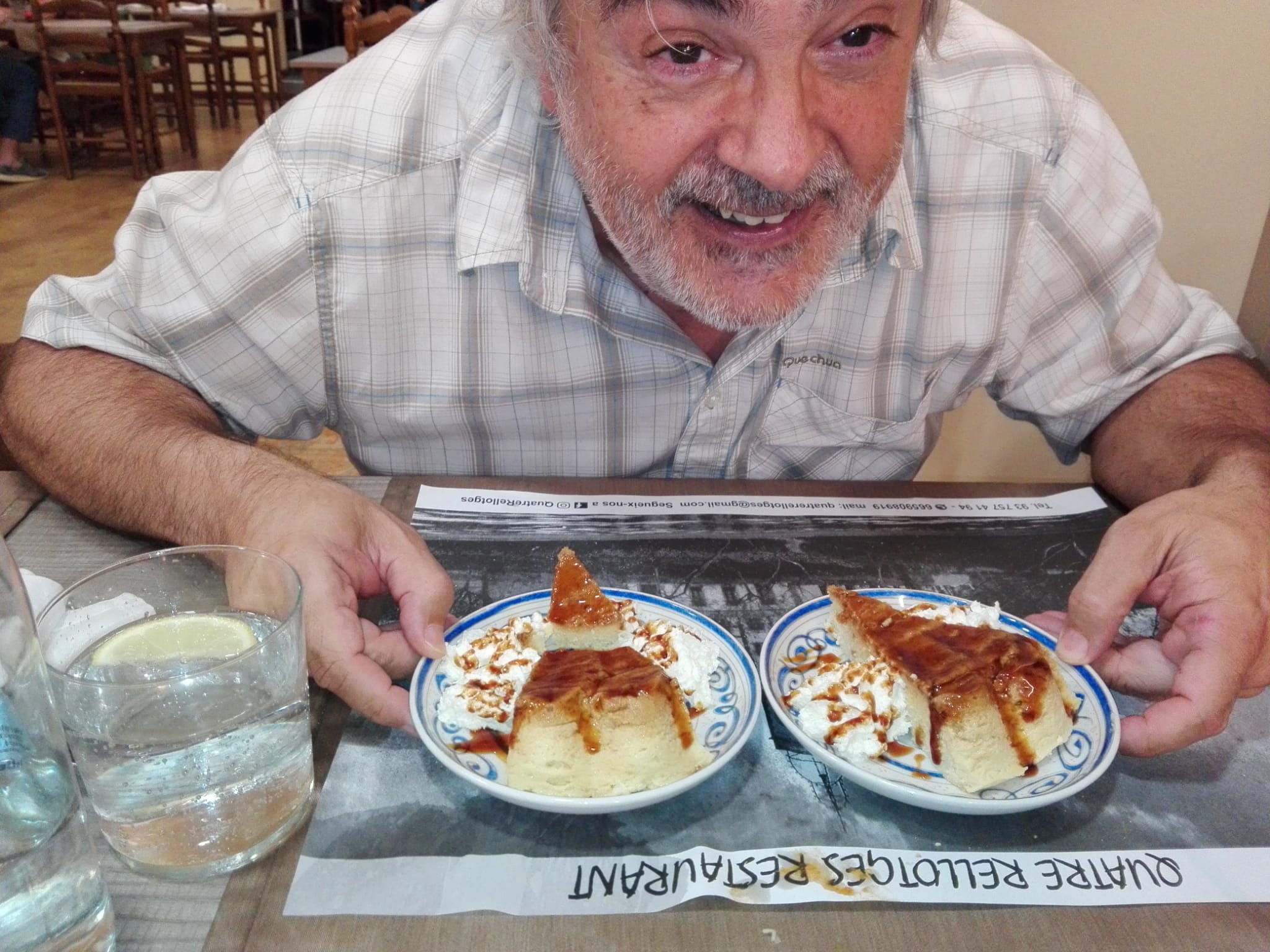 Dos postres idèntics al restaurant Quatre rellotges